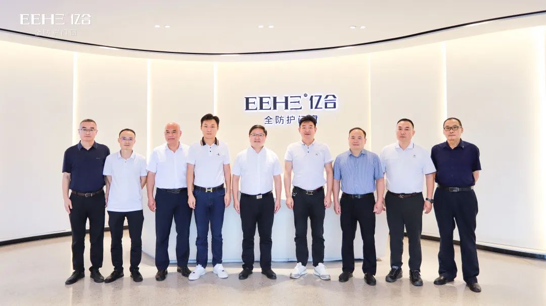 凱里市市委副書記、市長(zhǎng)楊波一行蒞臨億合門窗指導(dǎo)工作 凱里市市委副書記、市長(zhǎng)楊波一行蒞臨億合門窗指導(dǎo)工作