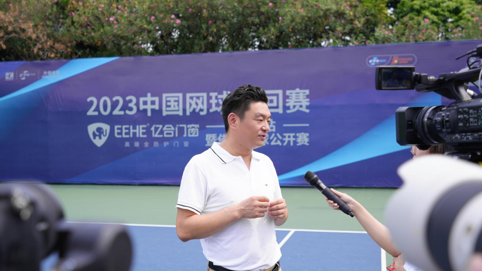 億合門窗董事長(zhǎng)曾奎正在接受采訪 億合門窗董事長(zhǎng)曾奎正在接受采訪