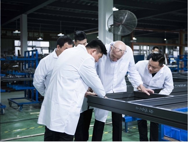 曾奎與研發團隊探討產品工藝