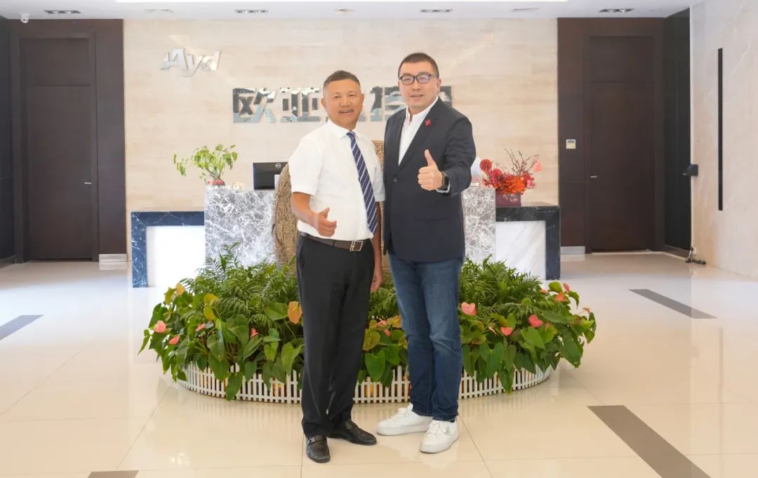 左:歐亞達集團董事長徐良喜 右:億合門窗副董事長吳永康 左:歐亞達集團董事長徐良喜 右:億合門窗副董事長吳永康