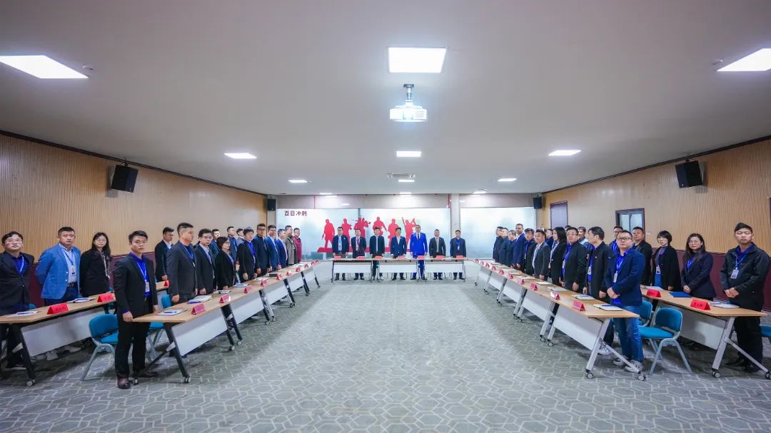 億合門窗全體管理干部奏唱國歌 億合門窗全體管理干部奏唱國歌